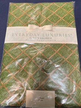 Everyday  Luxuries by newbridge vinyl tablecloth 70 inch round new in package